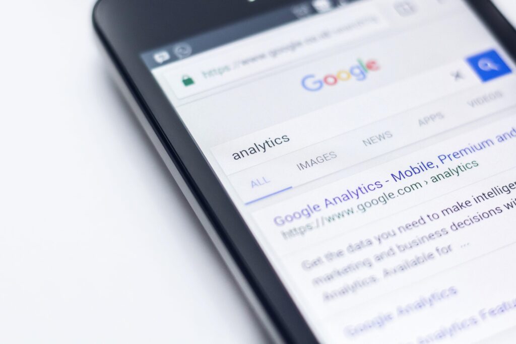 A internet está tão presente na nossa rotina que às vezes parece algo que simplesmente “sempre existiu”. A gente acorda, pega o celular, abre um navegador, manda mensagens, trabalha online, vê vídeos… tudo acontece de forma tão natural que raramente paramos para pensar em como tudo isso começou.